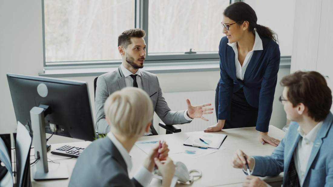 Consultants en séance de travail